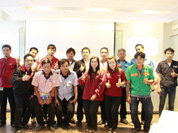 ตัวแทนพนักงานขับรถบัส สังกัด Pandora ถ่ายภาพร่วมกันเป็นที่ระลึก