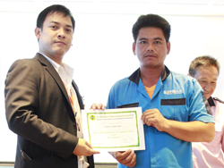 มอบประกาศนียบัตรให้กับผู้ที่ผ่านการฝึกอบรม