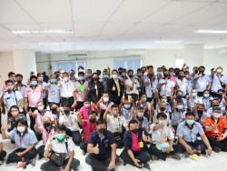 ถ่ายภาพร่วมกันเป็นที่ระลึก
