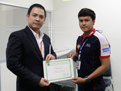 มอบประกาศนียบัตรให้กับผู้ที่ผ่านการฝึกอบรม
