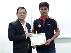 มอบประกาศนียบัตรให้กับผู้ที่ผ่านการฝึกอบรม