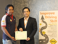 มอบประกาศนียบัตรให้กับผู้ที่ผ่านการฝึกอบรม Defensive Driving Certificate