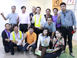 ถ่ายภาพร่วมกันเป็นที่ระลึก