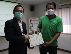 มอบประกาศนียบัตรให้กับผู้ที่ผ่านการฝึกอบรม