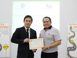 มอบประกาศนียบัตรให้กับผู้ที่ผ่านการฝึกอบรม
