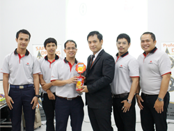 มอบรางวัลให้กับทีมผู้ชนะ