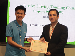 มอบประกาศนียบัตรให้กับผู้ที่ผ่านการฝึกอบรม