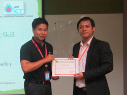 มอบประกาศนียบัตรให้กับผู้ที่ผ่านการฝึกอบรม