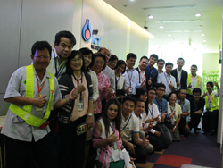 ถ่ายภาพร่วมกันเป็นที่ระลึก