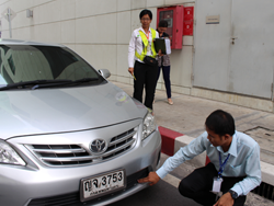 การตรวจสอบความปลอดภัยบริเวณโดยรอบตัวรถก่อนการขับรถ