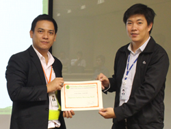 มอบประกาศนียับตรให้กับผู้ที่ผ่านการฝึกอบรม