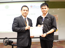 มอบประกาศนียบัตรให้กับผู้ที่ผ่านการฝึกอบรม
