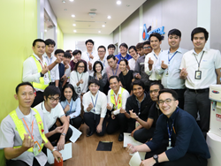 ถ่ายภาพร่วมกันเป็นที่ระลึก