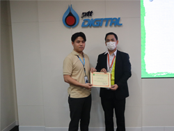มอบประกาศนียบัตรให้กับผู้ที่ผ่านการฝึกอบรม