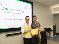 มอบประกาศนียบัตรให้กับผู้ที่ผ่านการฝึกอบรม