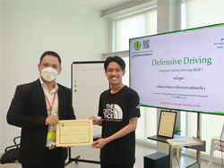 มอบประกาศนียบัตรให้กับผู้ที่ผ่านการฝึกอบรม
