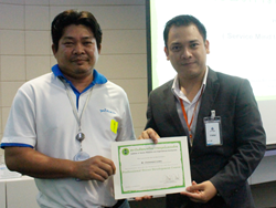 มอบประกาศนียบัตรให้กับผู้ที่ผ่านการฝึกอบรม