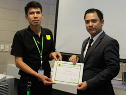 มอบประกาศนียบัตรให้กับผู้ที่ผ่านการฝึกอบรม