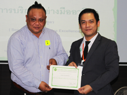 มอบประกาศนียบัตรให้กับผู้ที่ผ่านการฝึกอบรม