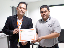มอบประกาศนียบัตรให้กับผู้ที่ผ่านการฝึกอบรม Defensive Driving Certificate