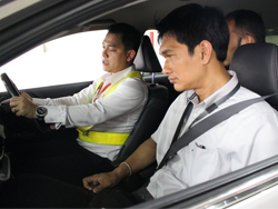 สาธิตเทคนิคการขับรถเชิงป้องกันอุบัติเหตุ ตามระบบเสียงนำสมองโดยครูฝึก Commentary Driving Demonstration
