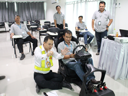 ฝึก และทดสอบเทคนิคการบังคับควบคุมพวงมาละยแบบดึง-ดัน Pull-Push Steering Control Technique