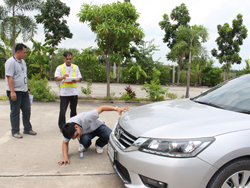 ฝึก และประเมินทักษะการตรวจสอบความปลอดภัยบริเวณโดยรอบตัวรถก่อนการเดินทาง Pre-Trip Walk Around