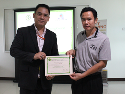 มอบประกาศนียบัตรให้กับผู้ที่ผ่านการฝึกอบรม Defensive Driving Certificate