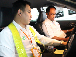 สาธิตเทคนิคการขับรถเชิงป้องกันอุบัติเหตุ ตามระบบเสียงนำสมองโดยครูฝึก Commentary Driving Demonstration