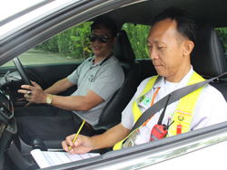 ครูฝึกประจำรถทำการตรวจประเมิน และให้คำแนะนำเพื่อปรับเปลี่ยนพฤติกรรม เพื่อให้เกิดความปลอดภัยมากยิ่งขึ้น