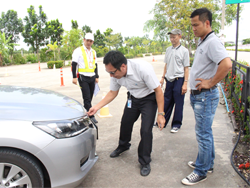 ฝึก และประเมินทักษะการตรวจสอบความปลอดภัยบริเวณโดยรอบตัวรถก่อนการเดินทาง Pre-Trip Walk Around