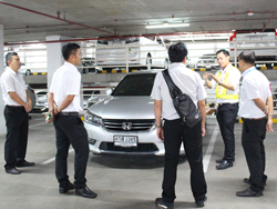 สาธิตเทคนิคการตรวจสอบความปลอดภัยบริเวณโดยรอบตัวรถก่อนการเดินทาง Pre-Trip Walk Around