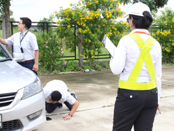 ฝึก และประเมินทักษะการตรวจสอบความปลอดภัยบริเวณโดยรอบตัวรถก่อนการเดินทาง Pre-Trip Walk Around
