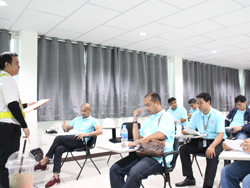 สรุปผลการฝึกอบรม และให้คำแนะนำเพิ่มเติมเพื่อพัฒนาทักษะการขับรถบนถนนจริงรายบุคคล