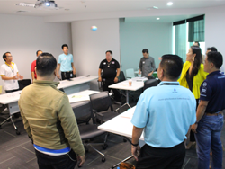 ฝึกการพูดและการสื่อสารภาษาอังกฤษที่จำเป็นต่องานบริการ