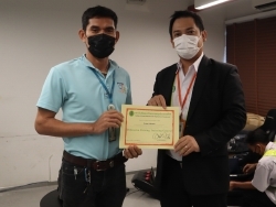 มอบประกาศนียบัตรให้กับผู้ที่ผ่านการฝึกอบรม