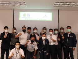ถ่ายภาพร่วมกันเป็นที่ระลึก
