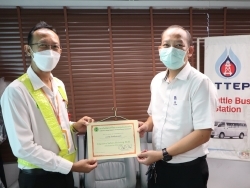 มอบประกาศนียบัตรให้กับผู้ที่ผ่านการฝึกอบรม
