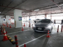 สาธิตเทคนิคการขับในสถานการณ์ต่างๆ โดยครูฝึก