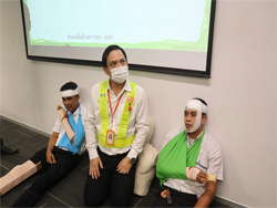 การยกเคลื่อนย้ายผู้บาดเจ็บ โดยมีผู้ช่วยเหลือหลายคน