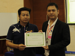 มอบประกาศนียบัตรให้กับผู้ที่ผ่านการฝึกอบรม