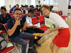มอบของรางวัลกับผู้ที่ร่วมตอบคำถาม และกด Like สถาบันฯ