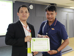 มอบประกาศนียบัตรให้กับผู้ที่ผ่านการฝึกอบรม