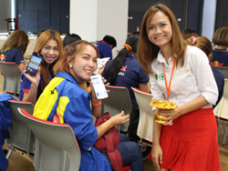 มอบของรางวัลให้กับผู้ที่ตอบคำถาม และกด Like สถาบันฯ