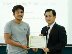 มอบประกาศนียบัตรให้กับผู้ที่ผ่านการฝึกอบรม