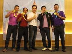 มอบรางวัลให้กับกลุ่มผู้ชนะ