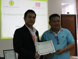 มอบประกาศนียบัตรให้กับผู้ที่ผ่านการฝึกอบรมกับทางสถาบัน