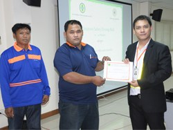 มอบประกาศนียบัตรให้กับผู้ที่ผ่านการฝึกอบรม