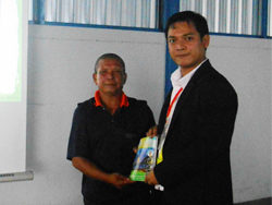 มอบประกาศนียบัตรให้กับผู้ที่ผ่านการฝึกอบรมกับทางสถาบันฯ