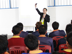 เทคนิคการขับรถอย่างปลอดภัยโดยอาจารย์อภิรัติ  คำสายพรม